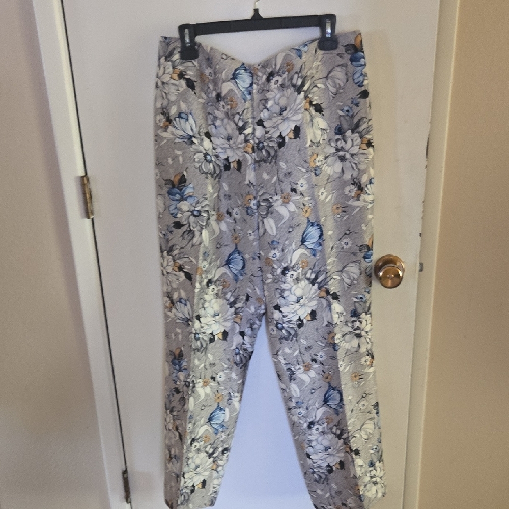Dana Buchman 100 Percent Silk Blue and White Floral Top And Pants Set - Picture 7 of 13